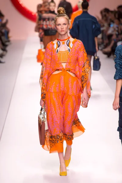 Look 18